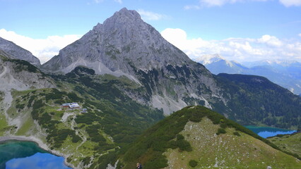Fototapeta na wymiar Panorama mit Drachenkopf, Drachensee, Coburger Hütte, Sonnenspitze und Seebensee