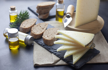 Aperitivo de queso español con pan y un frasco de aceite de oliva