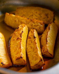 Ananas roti au four et découpé en cuisine de restaurant