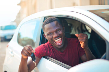 Naklejka premium happy young man on a car