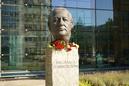 B&uuml;ste von Michail Gorbatschow mit Blumen geschm&uuml;ckt, Teil des Denkmals "V&auml;ter der Einheit" vor dem Axel-Springer-Hochhaus in Berlin am 01.09.2022