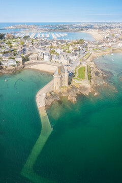 Vue a&eacute;rienne de la tour Solidor et la ville de Saint Servan avec saint malo en second plan, en r&eacute;gion Bretagne, d&eacute;partement d'ille et vilaine.