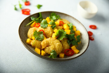 Deep fried shrimps with mango salsa