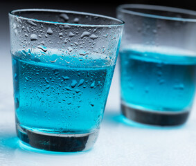 Adults go in nightclubs to drink alcohol and have fun