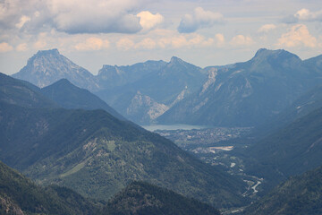 Wildromantisches Salzkammergut; Blick von der Katrin hinunter ins Trauntal, zum Traunsee und zum...