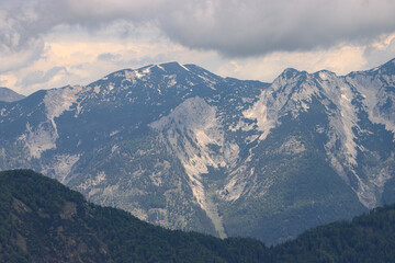 Wildromantische Alpenlandschaft im Salzkammergut; Blick vom Elferkogel (Katergebirge) zum Höllengebirge mit Grünalmkogel (1822m)