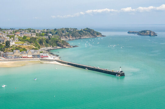 Vue a&eacute;rienne de la ville et du port de Cancale en Bretagne, d&eacute;partement d'Ille et Vilaine