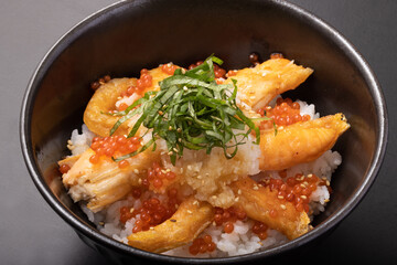 鮭ハラス丼　(イクラ・大根おろし・青しそ・すりごま)