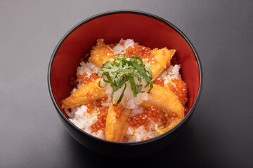 鮭ハラス丼　(イクラ・大根おろし・青しそ・すりごま)