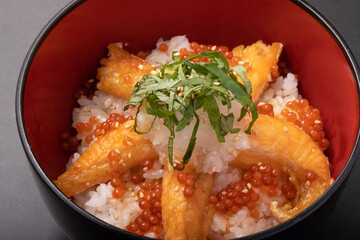 鮭ハラス丼　(イクラ・大根おろし・青しそ・すりごま)