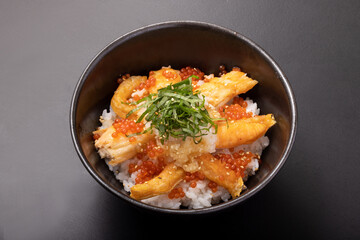 鮭ハラス丼　(イクラ・大根おろし・青しそ・すりごま)