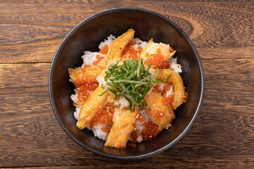 鮭ハラス丼　(イクラ・大根おろし・青しそ・すりごま)