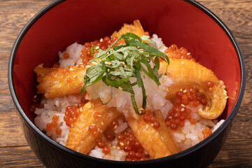鮭ハラス丼　(イクラ・大根おろし・青しそ・すりごま)