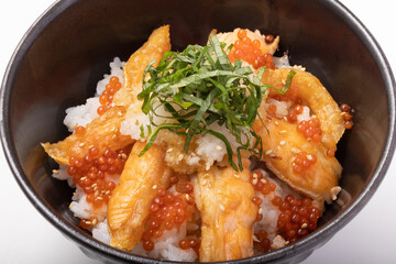 鮭ハラス丼　(イクラ・大根おろし・青しそ・すりごま)