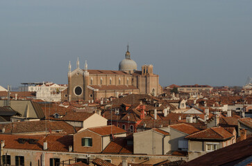 Fototapeta premium Panorama sui tetti di Venezia e sulla chiesa di San Giovanni e Paolo dalla terrazza del Fondaco dei Tedeschi vicino al Ponte di Rialto