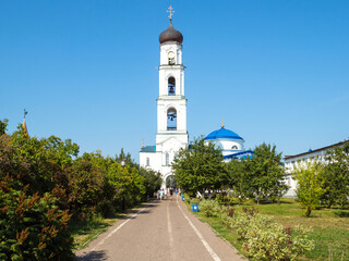 Obraz premium path to Raifa Bogoroditsky Monastery. It is the largest active male monastery of Kazan diocese of Russian Orthodox Church