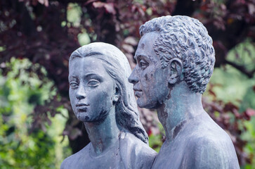Primo piano della statua bronzea di un uomo e una donna  su una tomba del cimitero maggiore di...