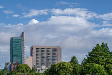 Obraz na płótnie Canvas 東京南青山2丁目の青空と雲とそして建物たち