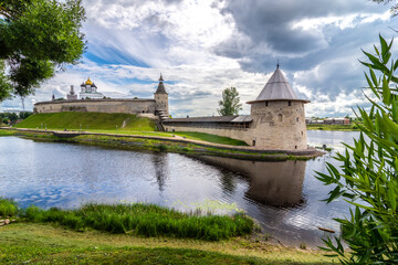 Naklejka premium View of the Pskov Kremlin (Krom) and the confluence of the rivers Pskov and Velikaya, Pskov, Russia