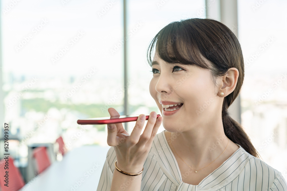 Aufkleber スマホでハンズフリー通話する女性　aiアシスタント
