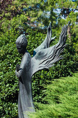 La statua in bronzo di un angelo su una tomba del cimitero maggiore di Milano