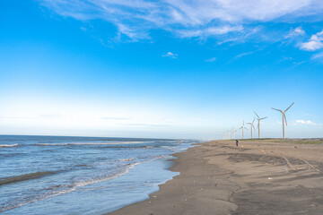 海岸を横から見た風景と風車　コピースペース