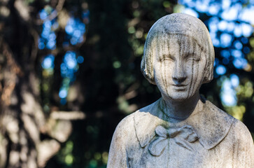 La statua di marmo di una donna dolente su una tomba del cimitero maggiore di Milano
