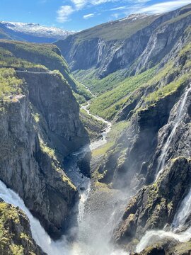 Wasserfall und Berge in Norwegen