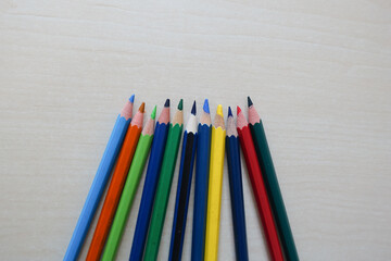 Crayons de couleur sur un bureau