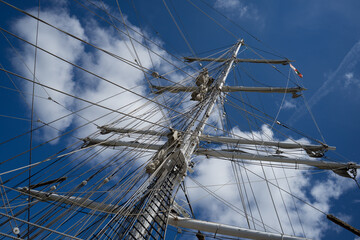 M&acirc;t et cordes d'un bateau &agrave; voiles
