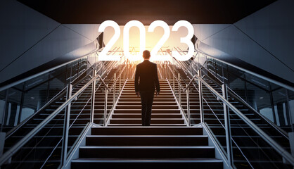 2023年イメージ　ビジネス向け年賀状素材　階段を登る男性