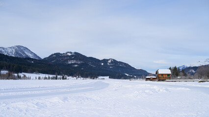 Fototapeta na wymiar Lake Weissensee on a cold day in winter
