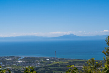 有珠山火口原展望台から噴火湾越しの駒ケ岳の眺望