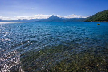 透明度の高い水が美しい支笏湖ブルー
