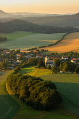 Dorf am Morgen