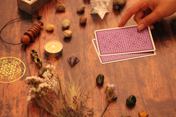 bois, pendule, ésotérique, livre, bougie, chaman, metatron, solide de Platon, Platon, medium, destin, divin, ligne de la main, tirage tarot, cartes, divination, voyante, éveil, guides