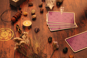 bois, pendule, &eacute;sot&eacute;rique, livre, bougie, chaman, metatron, solide de Platon, Platon, medium, destin, divin, ligne de la main, tirage tarot, cartes, divination, voyante, &eacute;veil, guides