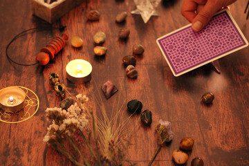 bois, pendule, ésotérique, livre, bougie, chaman, metatron, solide de Platon, Platon, medium,...