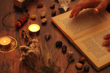 bois, pendule, ésotérique, livre, bougie, chaman, metatron, solide de Platon, Platon, medium, destin, divin, ligne de la main, tirage tarot, cartes, divination, voyante, éveil, guides