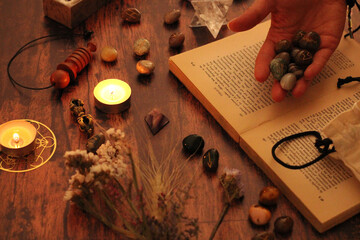 bois, pendule, ésotérique, livre, bougie, chaman, metatron, solide de Platon, Platon, medium, destin, divin, ligne de la main, tirage tarot, cartes, divination, voyante, éveil, guides