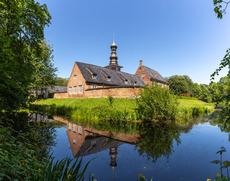 Schloss vor Husum spiegelt sich im Schlossgraben