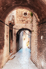 Obraz premium Narrow street of Sibenik town, Croatia. Summer vacation travel background