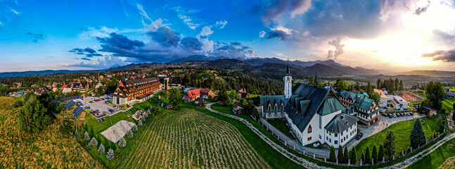 Kościół w górach, panorama Tatr w Polsce z lotu ptaka © Franciszek