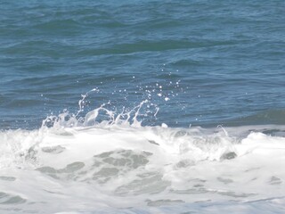 Naklejka premium Olas salpicando en la costa, Cahuita, Costa Rica