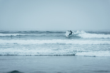 Naklejka premium Guy surfing 