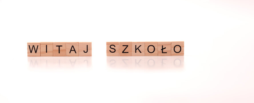 Witaj szkoło - napis z drewnianych literek, szkoła, początek roku