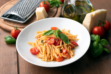 Trofie liguri con pomodorini, olio di oliva e basilico, cibo italiano 