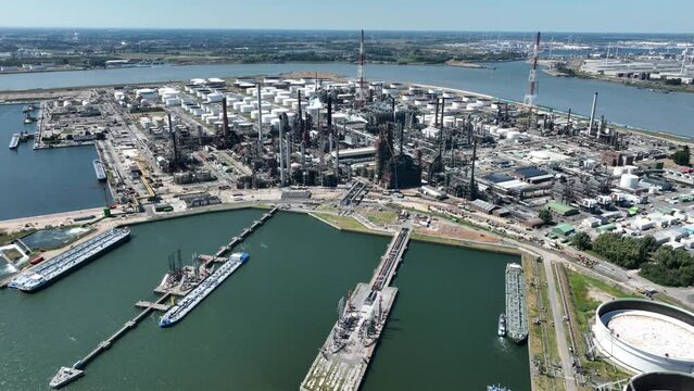 Petroleum refinery site Antwerpen. Petroleum and natural gas to power generation, transportation, refining in the port of Antwerpen. Large scale industrial refinery. diesel gasoline heating kerosene.