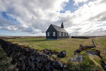 kleine schwarze idyllische Kirche in Island - Búðakirkja