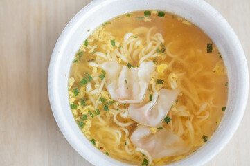 ワンタン入りカップ麺